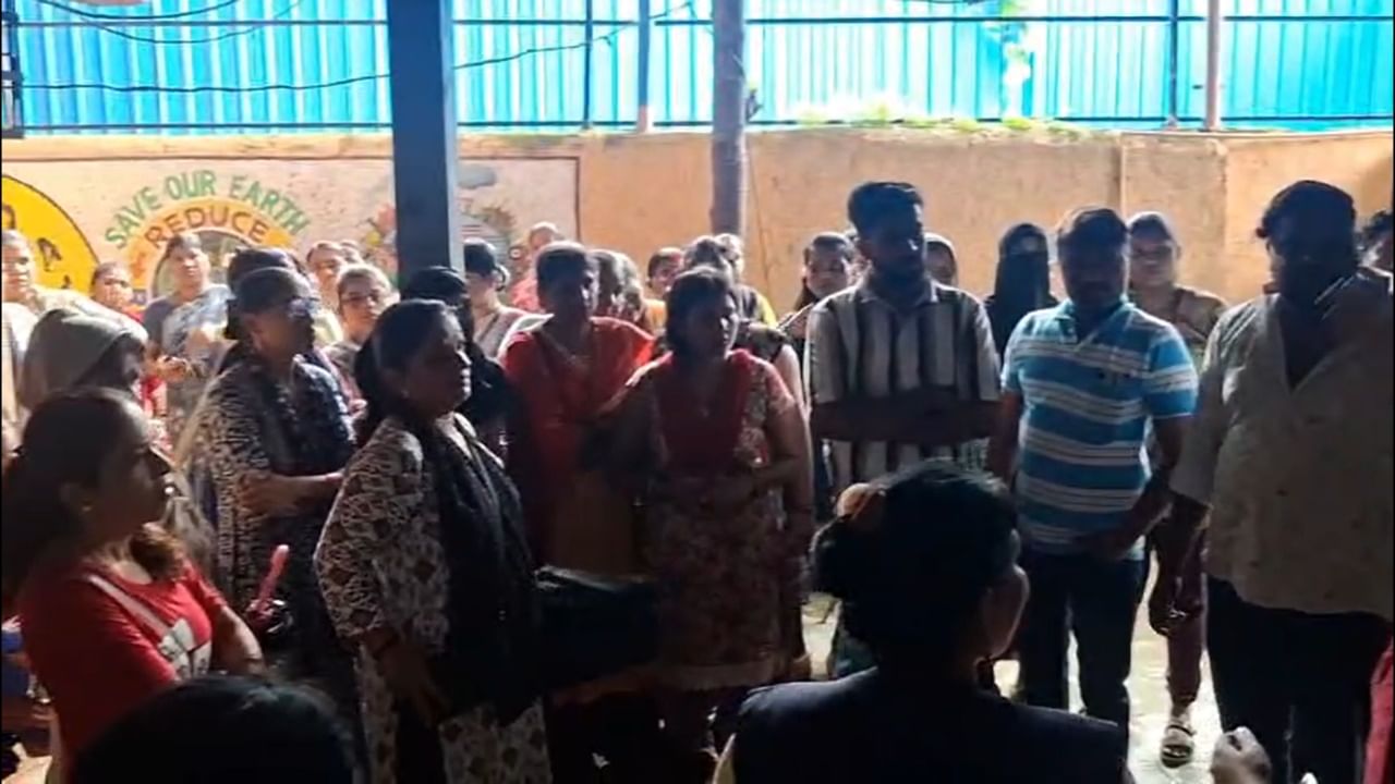 या पालकांनी एकत्र येऊन शाळा प्रशासनाकडे तक्रार केली आहे. या रस्त्याची तात्काळ दुरुस्ती करण्यात यावी, अशी मागणी करण्यात आली आहे. पालकांनी या गंभीर समस्येकडे प्रशासनाचे लक्ष वेधले आहे.