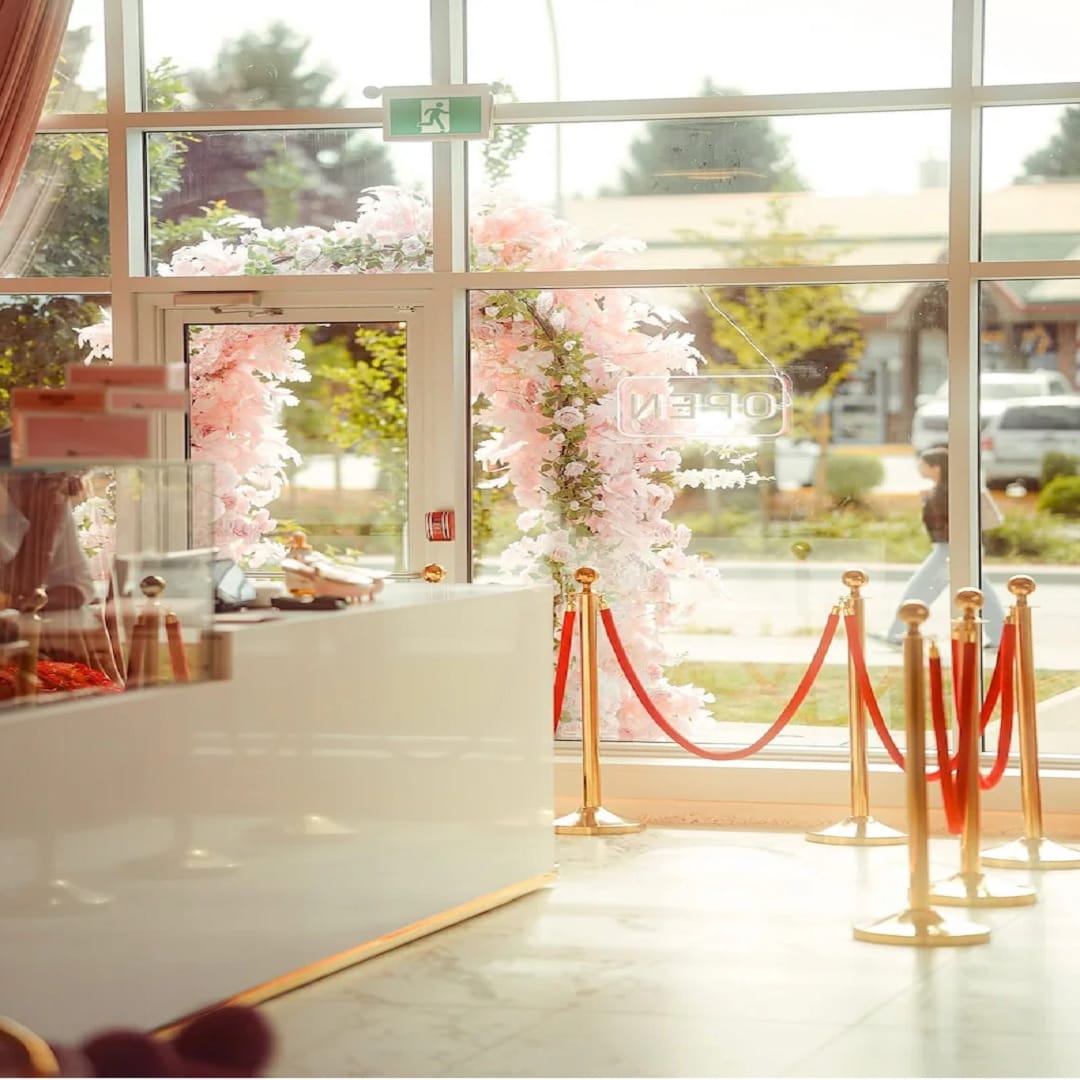 कॅफेची थीम पूर्णपणे गुलाबी रंगाची असल्याने येणाऱ्या ग्राहकांना ते फार आकर्षित करते