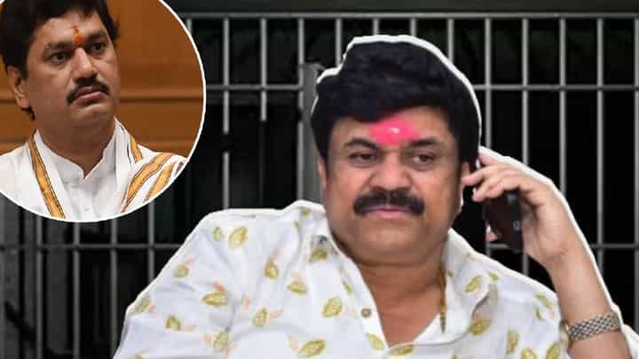 Walmik Karad : जेलमधून थेट वाल्मिक कराडचा फोन अन्... 'या' नेत्यानं खळबळच उडवली, केला मोठा दावा Walmik Karad : जेलमधून थेट वाल्मिक कराडचा फोन अन्... 'या' नेत्यानं खळबळच उडवली, केला मोठा दावा