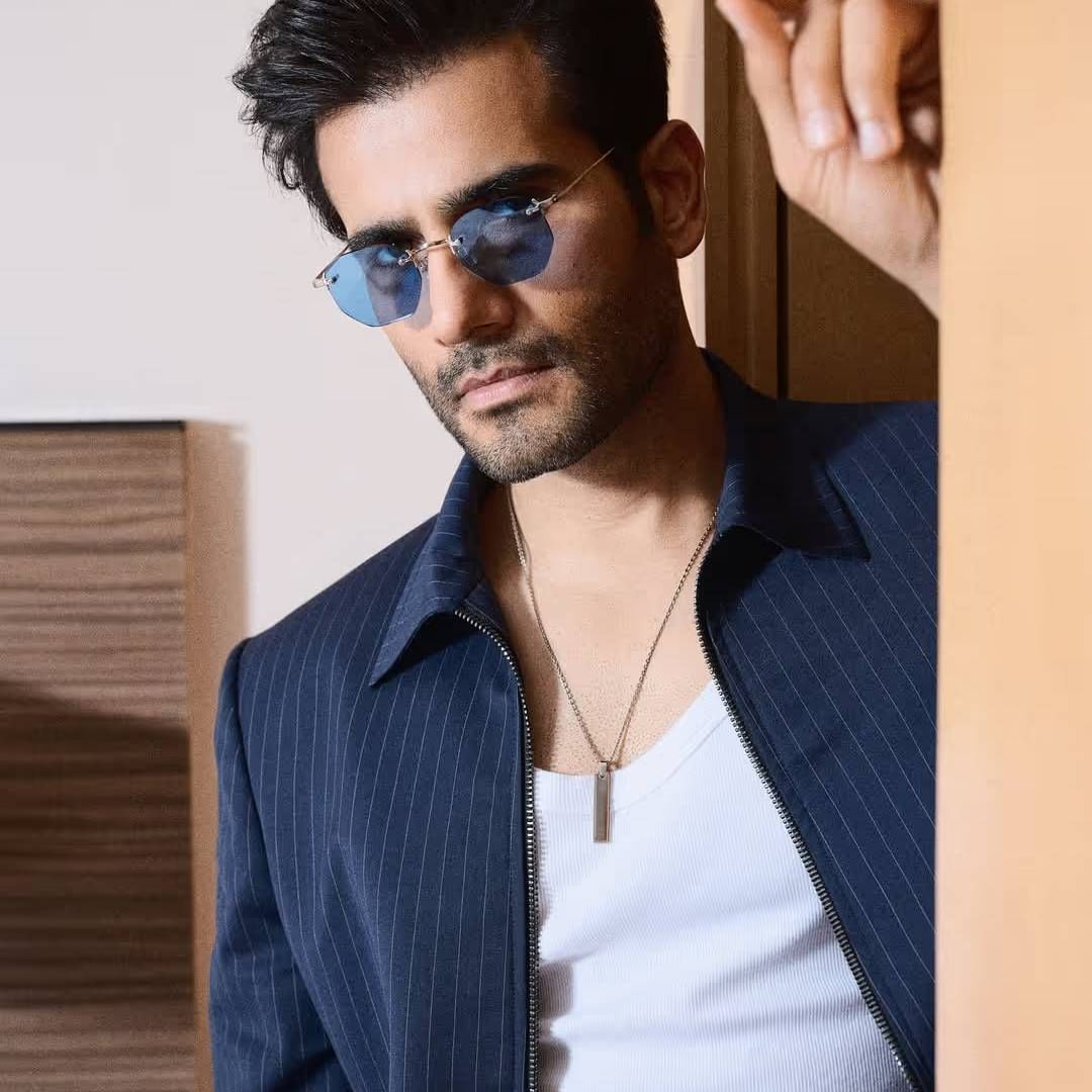 आमची दोन दुकानं होती. एक जुहू आणि दुसरं लोखंडवाला इथे. रिसेशन आलं. एका मोठ्या शहरातील मोठी बँक कोसळली. आम्ही सगळे कंगाल झालो. रातोरात आमचं आयुष्य रस्त्यावर आलं. आम्हाला आमचं घर विकावं लागलं. जे काही आमच्याजवळ होतं, ते सर्व विकलं. मी माझ्या कुटुंबासोबत गोदामामध्ये शिफ्ट झालो असं करण टॅकर म्हणाला.   