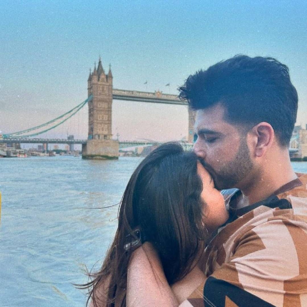 करणने 'कितनी मोहब्बत है' या मालिकेत काम केलं होतं. तर तेजस्वी 'नागिण' या मालिकेत झळकली होती. तेजस्वी आणि करणचा खूप मोठा चाहतावर्ग आहे. हे दोघं लवकरच लग्नबंधनात अडकणार असल्याचंही म्हटलं गेलं होतं. 
