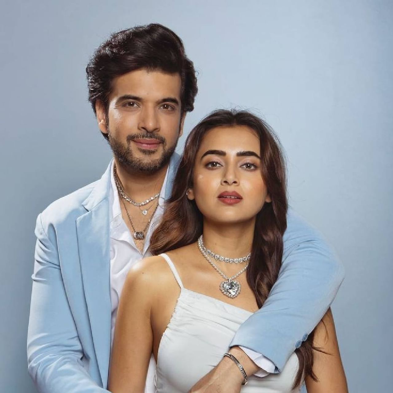 'बिग बॉस' या शोमधून घराघरात पोहोचलेली लोकप्रिय जोडी म्हणजे अभिनेता करण कुंद्रा आणि तेजस्वी प्रकाश. सलमान खानच्या शोमध्ये हे दोघं एकमेकांच्या प्रेमात पडले आणि घरातून बाहेर पडल्यानंतरही त्यांचं नातं सर्वाधिक चर्चेत राहिलं आहे. परंतु आता रिलेशनशिपच्या तीन वर्षांनंतर या दोघांनी ब्रेकअप केल्याचं म्हटलं जात आहे. 
