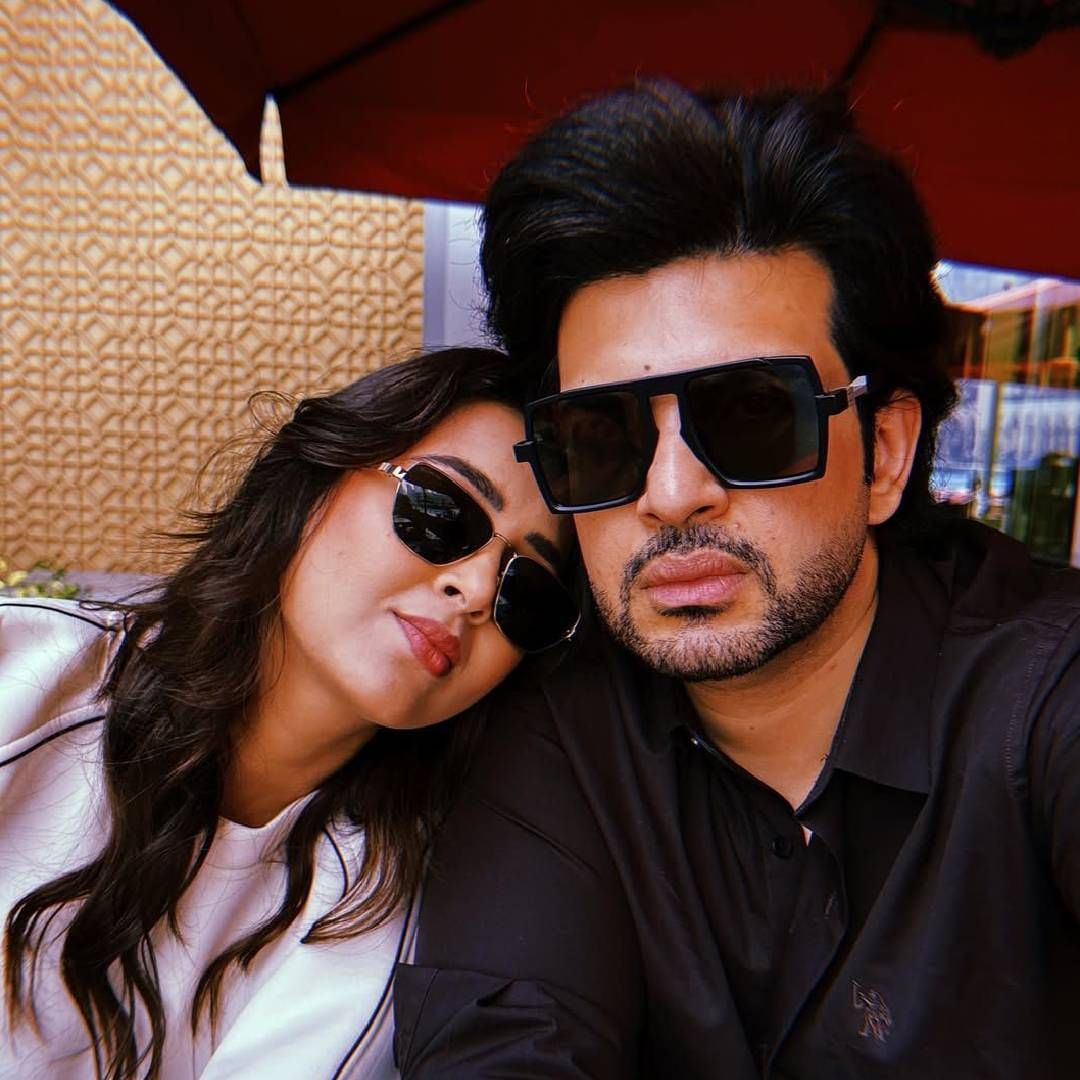 "हाच खरा खेळ आहे. बाकी सगळ्या गोष्टी वैयक्तिक आहेत", असं म्हणत करणने तेजस्वीसोबत ब्रेकअपच्या चर्चांना पूर्णविराम दिला आहे. करण आणि तेजस्वी यांनी 'बिग बॉस'च्या पंधराव्या सिझनमध्ये भाग घेतला होता. तेव्हापासून हे दोघं एकमेकांना डेट करत आहेत. 
