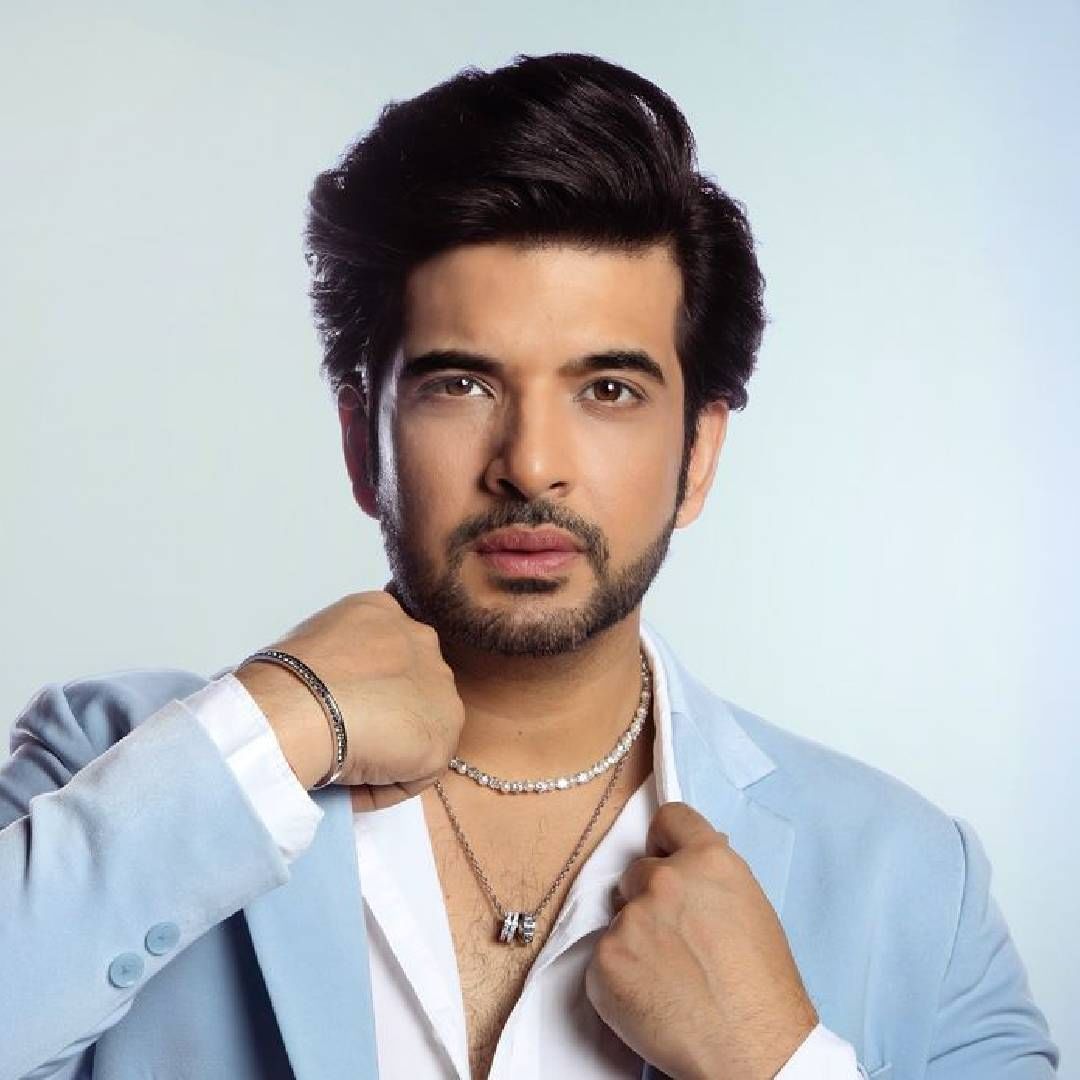 "जेव्हा अशा प्रकारची ट्रोलिंग होते, तेव्हा मला वाटतं की, भाऊ तुम्ही यासाठी तुमचे पैसे वाया घालवत आहात? जर मी माझा मुद्दा स्पष्ट करण्यासाठी दुप्पट, तिप्पट पैसे लावले ना, तर तुम्ही कोणतीच स्पर्धा करू शकणार नाही. नकारात्मकतेवर पैसे खर्च करण्यापेक्षा तुमच्या प्रतिभेवर काम करा", असा सल्ला करणने ट्रोलर्सना दिला आहे. 
