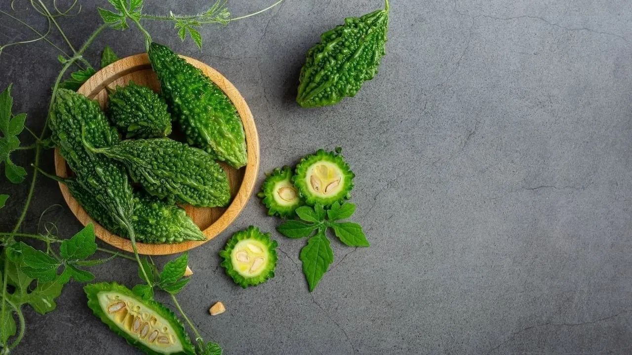 सर्वप्रथम, एका भांड्यात दही घ्या, आता कारल्याचे तुकडे करा आणि ते भांड्यात ठेवा. सुमारे अर्ध्या तासानंतर, हे कापलेले कारले दह्यातून काढून स्वच्छ पाण्याने धुवा. ज्यामुळे भाजी मऊ आणि खायला चविष्ट होईल.