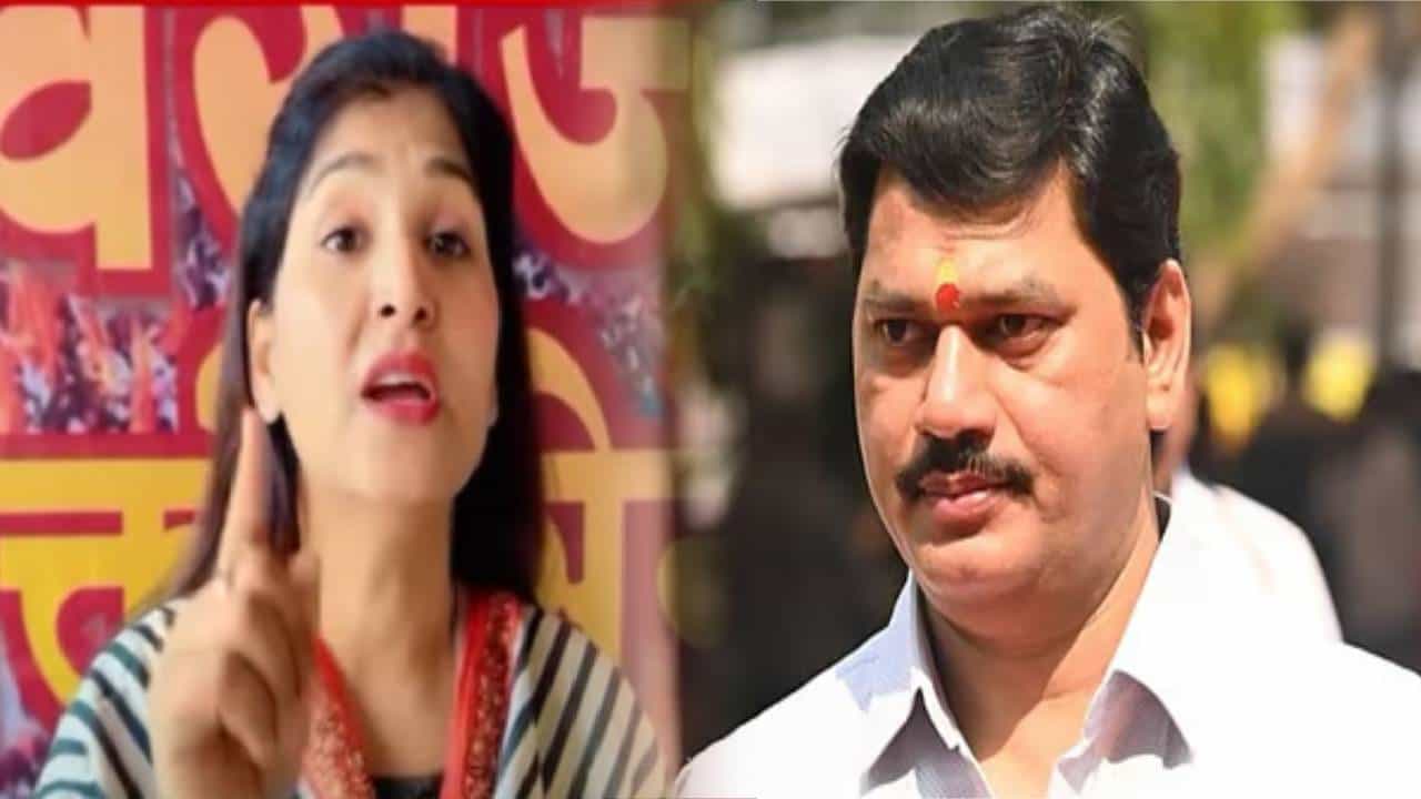Karuna Sharma : बीडमध्ये तुम्ही घाण केली, सहा महिने गप्प अन् डोळ्यावर चष्मा कारण... करूणा शर्मांचा मुंडेंवर घणाघात Karuna Sharma : बीडमध्ये तुम्ही घाण केली, सहा महिने गप्प अन् डोळ्यावर चष्मा कारण... करूणा शर्मांचा मुंडेंवर घणाघात