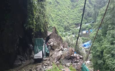 केदारनाथ यात्रेवर नैसर्गिक संकट, भूस्खलनाने रस्ता बंद, शेकडो भाविक अडकले