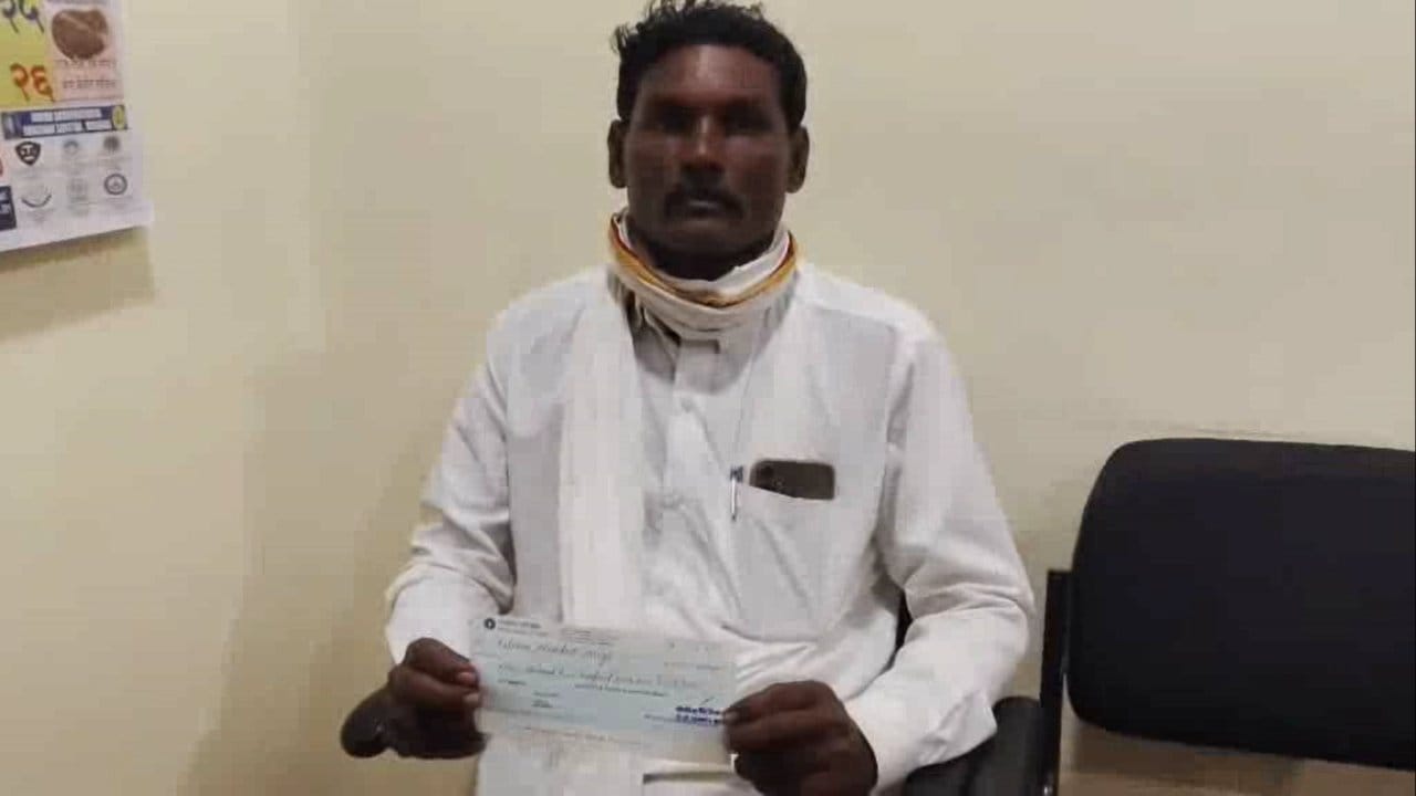 यानंतर खामगाव शहर पोलिसांनी तातडीने तपास करत एका युवकाला अटक केली आहे. पोलिसांनी आरोपीकडून एटीएम कार्ड आणि लंपास केलेली संपूर्ण रक्कम जप्त केली असून, त्याच्यावर गुन्हा दाखल करण्यात आला आहे.