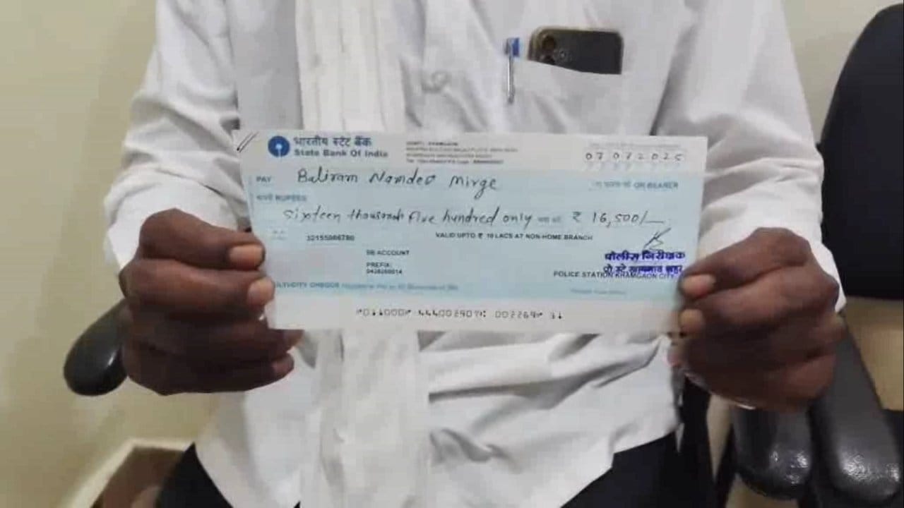 पारखेड येथे राहणारे शेतकरी बळीराम इंगळे यांच्यासोबत ही घटना घडली. काही दिवसांपूर्वी ते बी-बियाणे खरेदीसाठी खामगाव शहरात आले होते. त्यावेळी त्यांच्याकडील रोख रक्कम संपल्याने त्यांनी युको बँकेच्या एटीएममधून पैसे काढले.