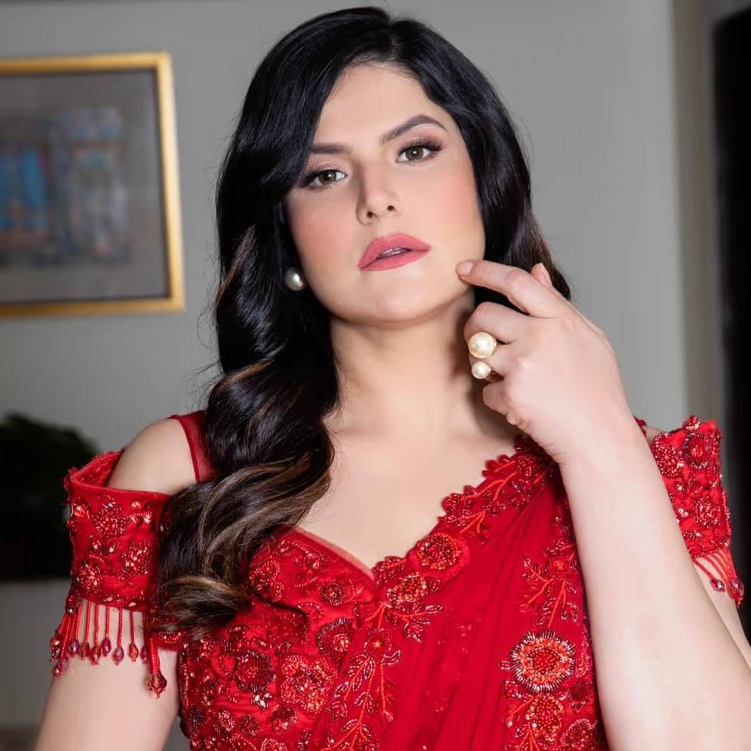 जरीन त्यानंतर अक्सर 2 मध्ये दिसलेली. त्यात तिने बोल्ड सीन्स केलेले. या चित्रपटातील तिचा अनुभव चांगला नव्हता. हिंदी रशसोबत बोलताना जरीनने सांगितलं की, शूटिंगच्या आधी तिने डायरेक्टरला इंटिमेट सीन्स बद्दल विचारलं होतं. प्रत्युत्तरात डायरेक्टरने तिला आम्ही हेट स्टोरी बनवत नाहीय असं उत्तर दिलेलं.