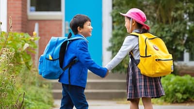 तुमची दोन मुलं एकाच शाळेत शिकतात का? मग पालकांनी लक्षात घ्या या गोष्टी