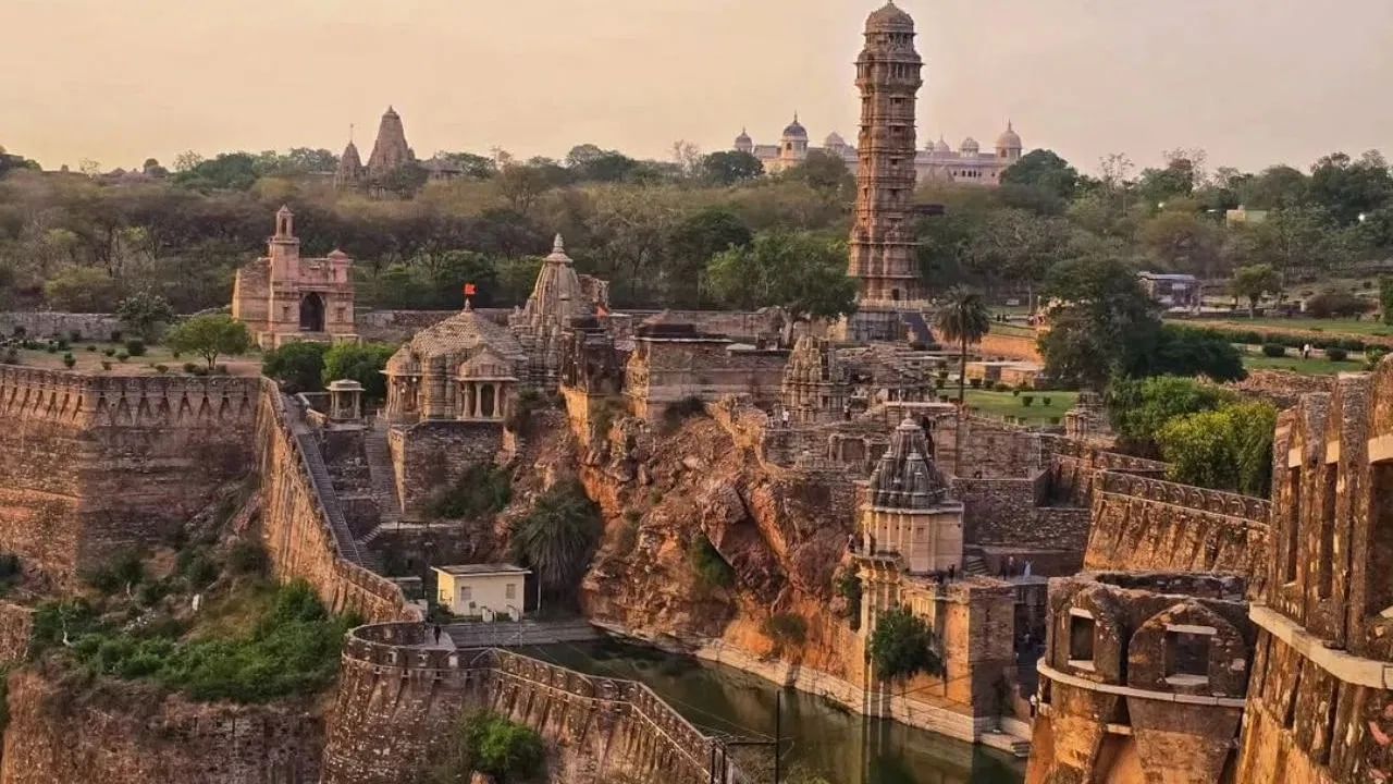 भारतातील सर्वात मोठ्या किल्ल्यांच्या यादीत पहिले नाव राजस्थानमधील चित्तोडगड किल्ल्याचे आहे. हा किल्ला सुमारे ७०० एकर क्षेत्रात पसरलेला आहे आणि एका टेकडीवर वसलेला आहे.  किल्ल्याच्या आत तुम्हाला अनेक लहान राजवाडे, मंदिरे आणि पाण्याचे स्रोत आढळतील. त्याला भेट देण्यासाठी १ दिवसही पुरेसा नाही.