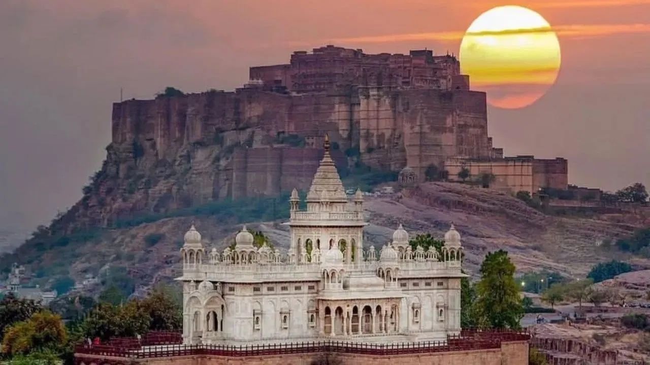 राजस्थानमधील जोधपूर येथे असलेला मेहरानगड किल्ला १५ व्या शतकात राव जोधा यांनी बांधला होता. हा किल्ला सुमारे ४०० फूट उंचीवर असलेल्या टेकडीवर बांधला आहे. येथे तुम्हाला एक संग्रहालय देखील मिळेल, ज्यामध्ये जुन्या तलवारी, शस्त्रे, पोशाख आणि पालखी आहेत.