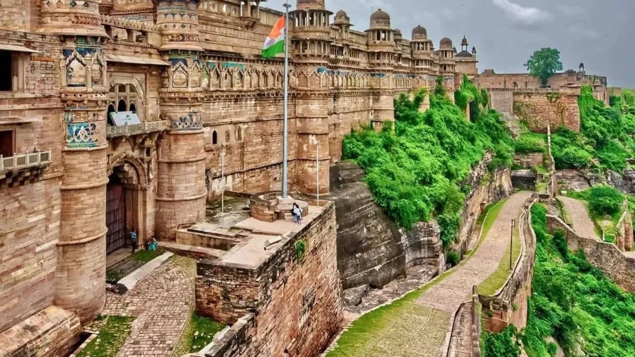 ग्वाल्हेर किल्ला हा भारतातील सर्वात मोठ्या आणि मजबूत किल्ल्यांपैकी एक आहे. तो सुमारे ३ किलोमीटर लांब आणि १ किलोमीटर रुंद आहे. त्याची खास गोष्ट म्हणजे तो एका उंच टेकडीवर बांधलेला आहे. किल्ल्यात तुम्ही गुजरी महल, मान मंदिर, सास-बहू मंदिर आणि टेलिस्कोप पॉइंट सारखी ठिकाणे एक्सप्लोर करू शकता.