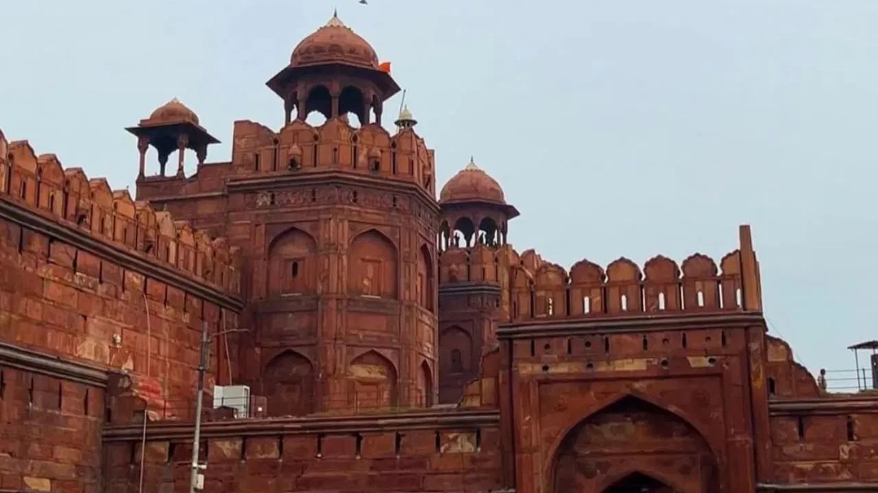 दिल्लीच्या लाल किल्ल्याबद्दल सर्वांना माहिती आहे. हा सर्वात मोठ्या आणि सुंदर किल्ल्यांपैकी एक आहे. तो १६४८ मध्ये मुघल सम्राट शाहजहानने बांधला होता. लाल दगडांपासून बनवलेल्या या किल्ल्यात दिवाण-ए-आम, दिवाण-ए-खास, रंगमहाल आणि मोती मस्जिद अशी अनेक ठिकाणे आहेत.