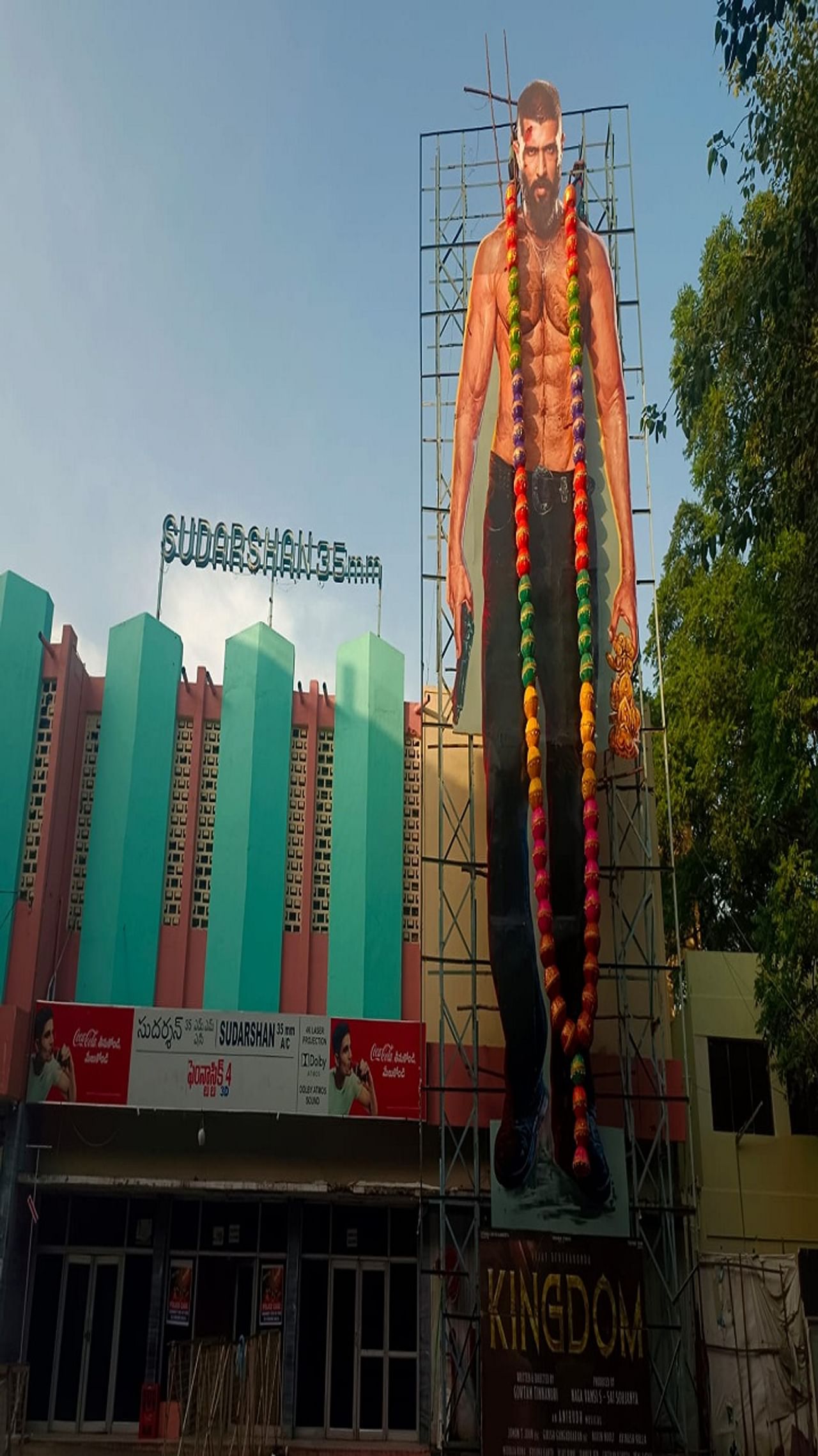 प्रेक्षक ‘किंगडम’बद्दल प्रचंड प्रेम दाखवत आहेत. अॅडव्हान्स बुकिंग सुरू झाल्यानंतर, अवघ्या 24 तासांत 30 हजार तिकिटे बुक झाली आहेत. सध्या सर्वत्र सिनेमाची चर्चा रंगली आहे. 