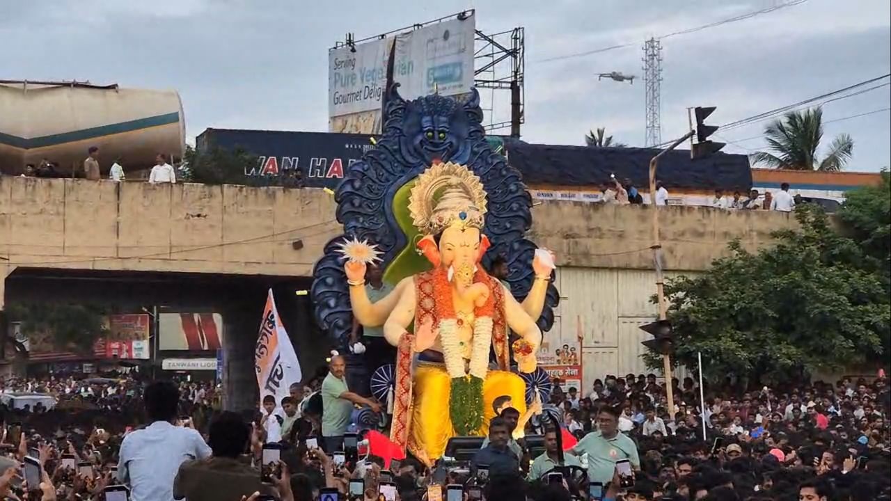 गणेशोत्सवासाठी अवघा एक महिना शिल्लक राहिला आहे. त्यामुळे सध्या सर्वत्र गणेशोत्सवाची लगबग पाहायला मिळत आहे. गणपतीच्या अनेक कारखान्यात गणेश मुर्ती बनवण्यास सुरुवात झाली आहे. त्यातच काल राज्यातील पहिली गणेश आगमन मिरवणूक मोठ्या थाटात पार पडली.