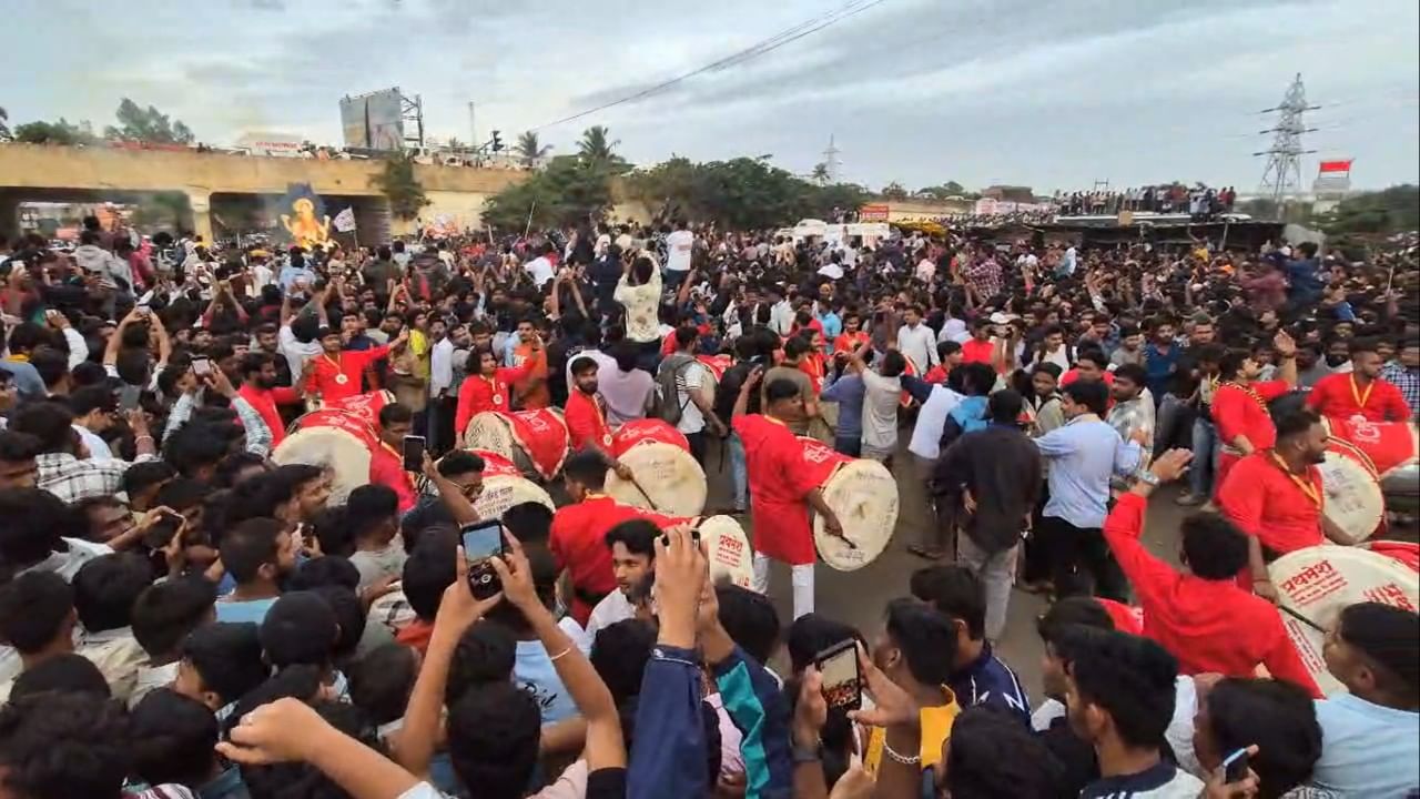 यामुळे गर्दीत तात्पुरता गोंधळ उडाला. पण त्यानंतर पोलिसांनी तात्काळ परिस्थिती नियंत्रणात आणली. उत्साहाच्या भरात नियमांचे उल्लंघन करणाऱ्यांवर कडक कारवाई करण्यात येईल, असा इशाराही यावेळी देण्यात आला. एकीकडे आगमन सोहळ्याचा उत्साह शिगेला पोहोचला असताना, दुसरीकडे काही हुल्लडबाजांमुळे सोहळ्याला गालबोट लागल्याची चर्चा होती.