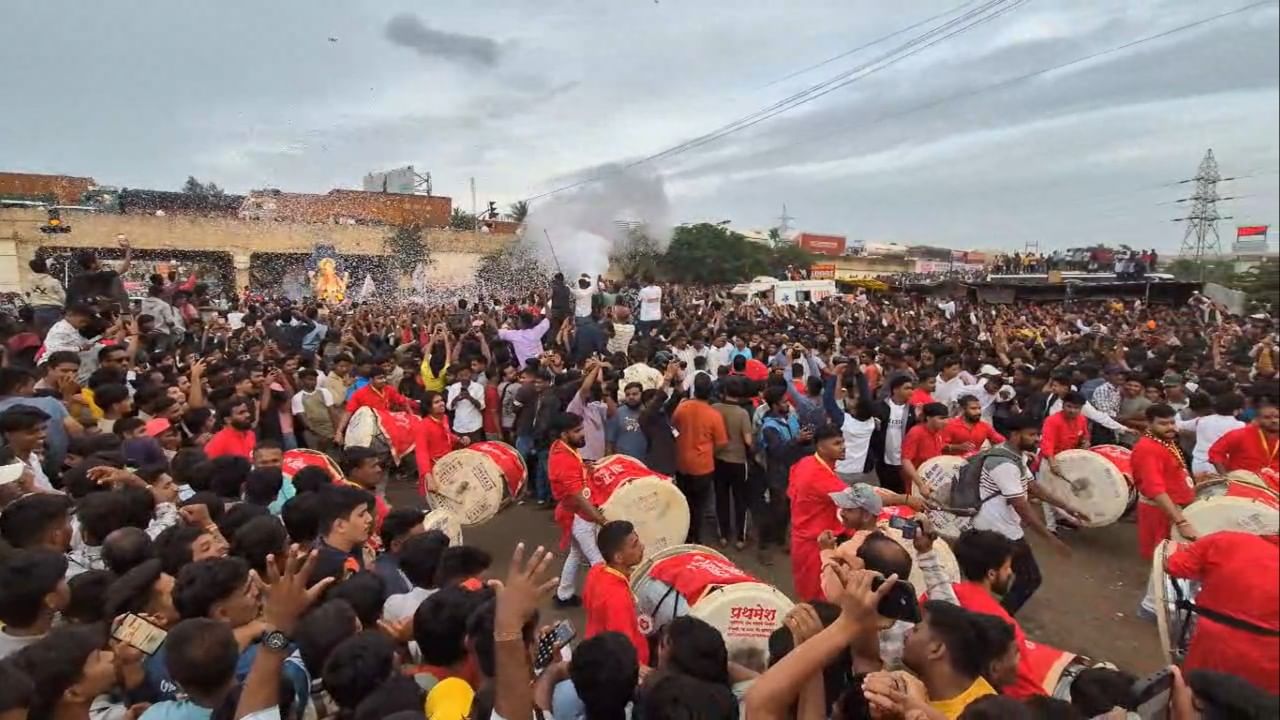 गणेशोत्सवापूर्वीच कोल्हापुरात बाप्पाच्या आगमनाची धामधूम सुरू झाली आहे. काल राज्याची पहिली गणेश आगमन मिरवणूक मोठ्या उत्साहात पार पडली. रंकाळा परिसरातील गोल सर्कल येथे आयोजित करण्यात आलेल्या या मिरवणुकीला भाविकांनी प्रचंड गर्दी केली होती.