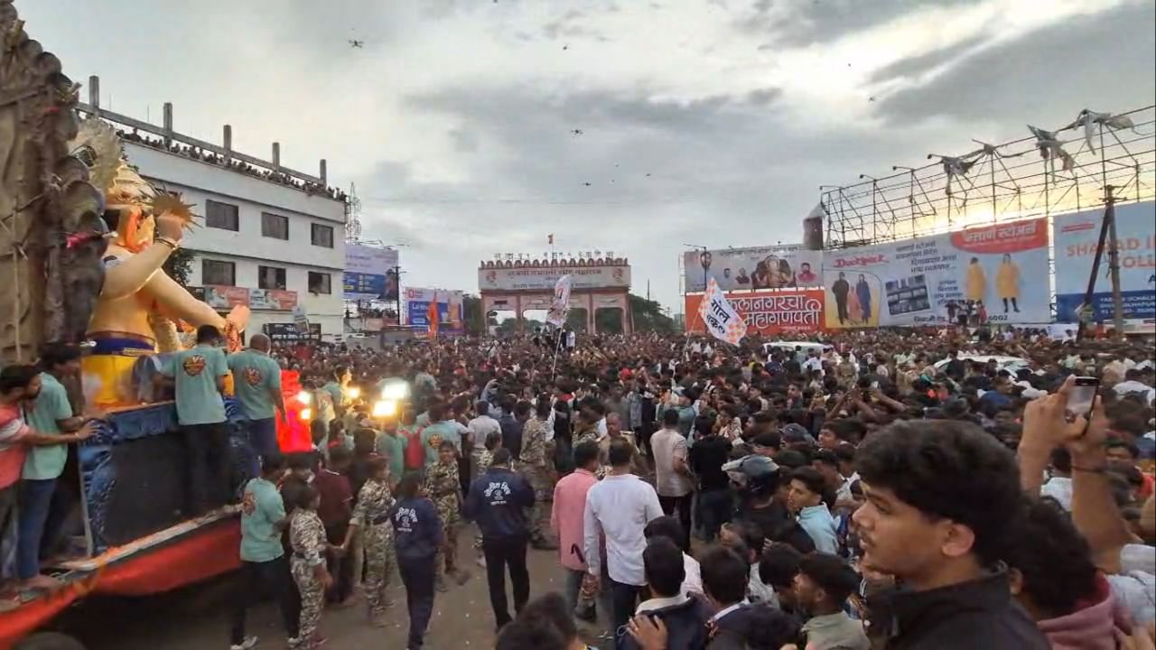 याच गर्दीचा फायदा घेत काही तरुणांनी हुल्लडबाजी करण्यास सुरुवात केली. अनेकांनी होर्डिंग्जवर चढून मिरवणूक पाहण्याचा प्रयत्न केला. ज्यामुळे परिस्थिती बिघडण्याची शक्यता निर्माण झाली. या हुल्लडबाजांना आवर घालण्यासाठी पोलिसांनी तात्काळ कारवाई करत लाठीचार्ज केला.