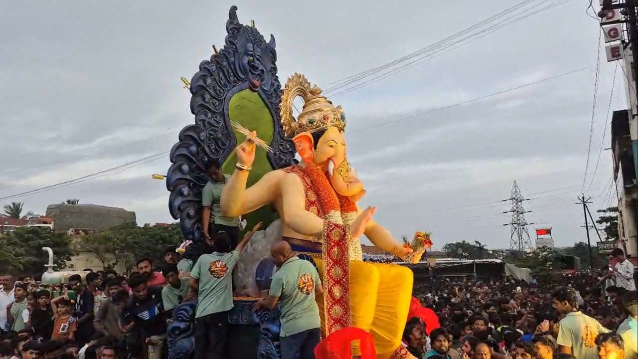 मुंबईतील परळ येथील गणेश मूर्ती कारखान्यात ही गणेश मुर्ती घडवण्यात आली आहे. कोल्हापुरात बाप्पा दाखल होताच फटाक्यांची आतषबाजी, ढोल-ताशांचा गजर आणि गणपती बाप्पा मोरयाच्या गजरात त्यांचे जंगी स्वागत करण्यात आले.