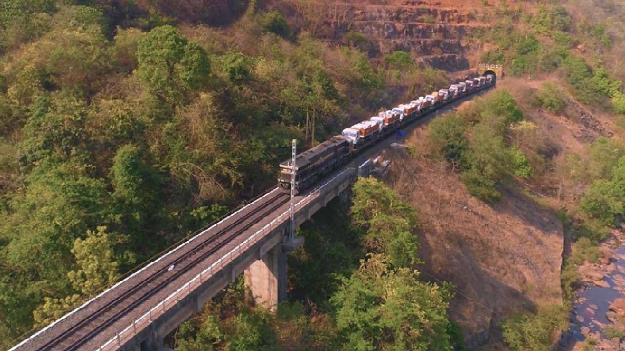 गणेशोत्सवात दरवर्षी लाखो चाकरमानी कोकणात जातात. त्यामुळे कोकण रेल्वे, एसटीचे आरक्षण फुल्ल होते. त्यासोबत रस्ते मार्गांवरही मोठी वाहतूक कोंडी झाल्याचे चित्र पाहायला मिळते.