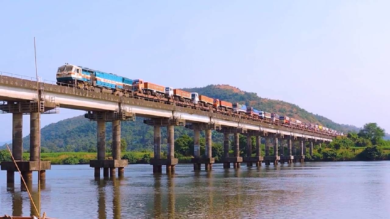 याच पार्श्वभूमीवर गणेशोत्सवाचे औचित्य साधून कोकणात जाणाऱ्या लाखो चाकरमान्यांसाठी कोकण रेल्वेने यंदा एक खास भेट आणली आहे. 