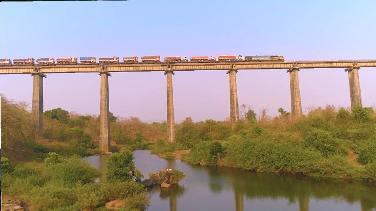 खड्डेमय रस्ते, वाहतूक कोंडी आणि पावसाळ्यातील प्रवासाची दगदग यामुळे हैराण झालेल्या प्रवाशांसाठी एक अत्यंत दिलासादायक आणि अनोखी ‘रोल-ऑन रोल-ऑफ’ सेवा दिली जाणार आहे. 23 ऑगस्टपासून ही सेवा सुरू होणार आहे.