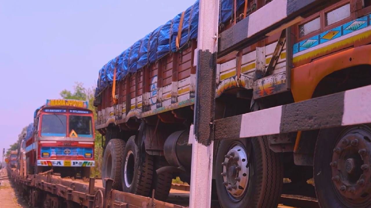 यासोबतच एसी कोच अथवा एसएलआर डब्यातून कार मालकाला प्रवास करता  येईल. त्यामुळे आता ‘रो-रो’ सेवेमुळे तुम्हाला तुमच्या खासगी गाडीसोबतच प्रवास करता येणार आहे. या रेल्वेला तीन डब्बे कार चालक अथवा प्रवाशांसाठी लावणात आले आहेत.