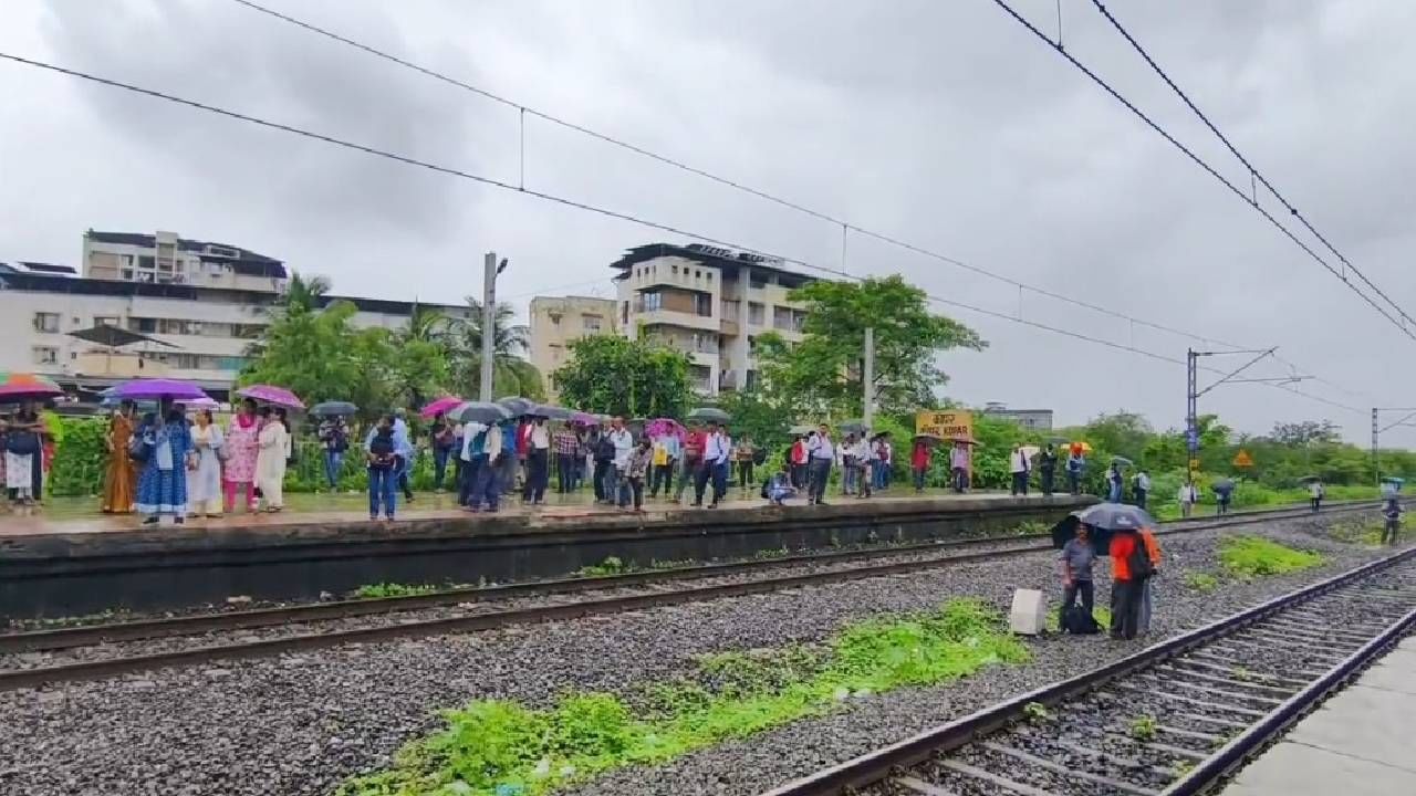 डोंबिवली-दिवा दरम्यानच्या पनवेल-वसई मार्गावरील अप्पर कोपर रेल्वे स्थानकावर प्रवाशांना दररोज जीवघेणी कसरत करावी लागते.