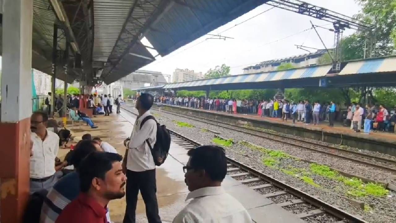 त्यामुळे सव्वा दहा वाजता येणाऱ्या गाडीला प्रचंड गर्दी उसळते. 