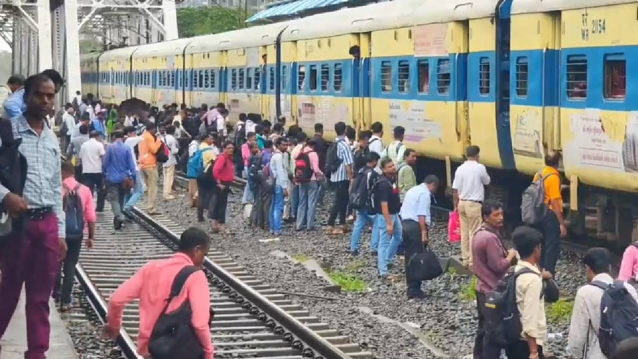 त्यामुळे ती गाडी  पकडण्यासाठी प्रवाशांना चक्क रुळांवरून जीव धोक्यात घालून धावत्या ट्रेनमध्ये चढण्याचा प्रयत्न करावा लागतो.