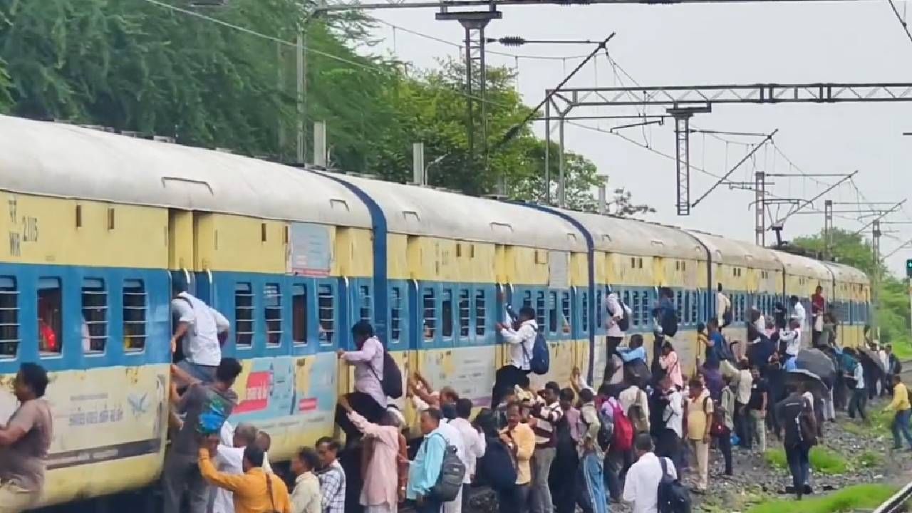 या गंभीर परिस्थितीमुळे दिवा-वसई मार्गावर रेल्वेच्या फेऱ्या वाढवण्याची मागणी प्रवाशांनी केली आहे.