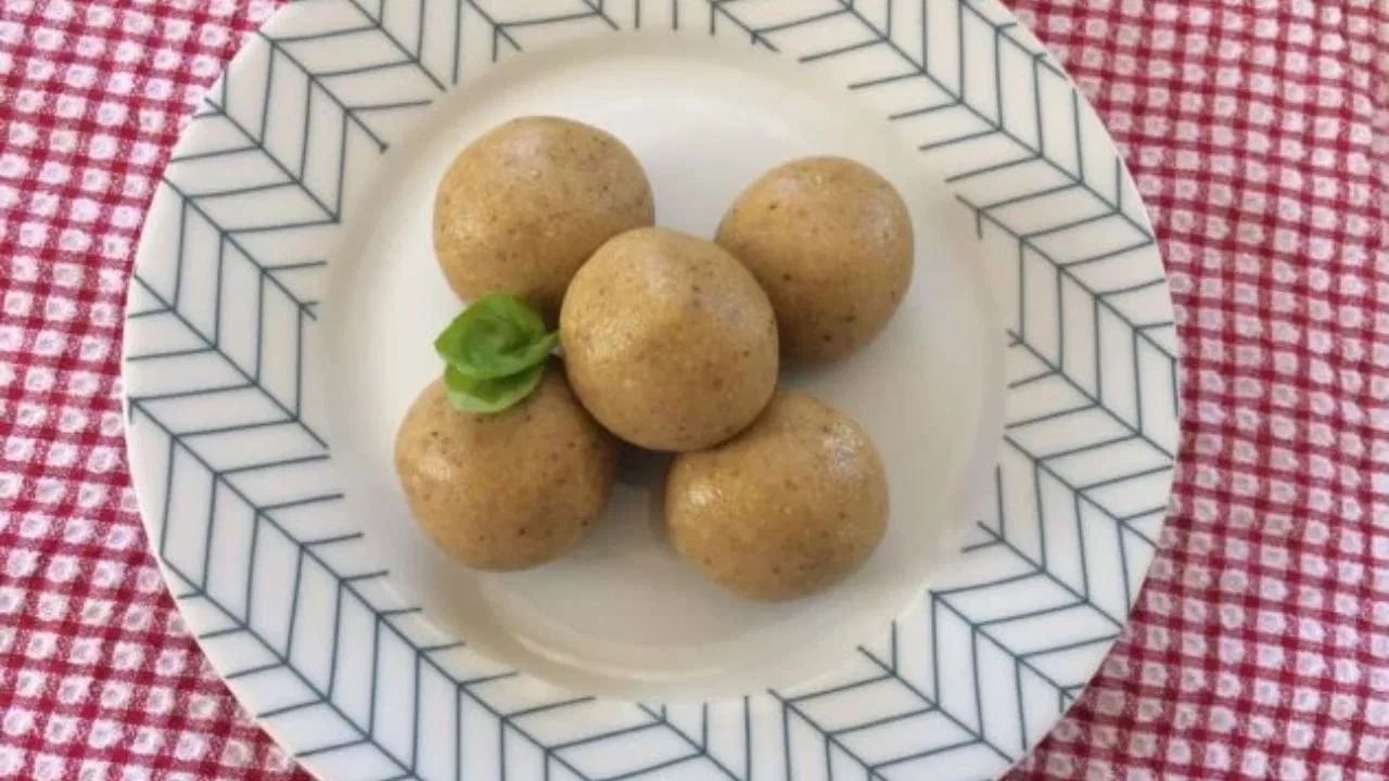 शेंगदाण्याचे लाडू बनवण्यासाठी तुम्हाला शेंगदाणे, साखर किंवा गूळ आणि तूप लागेल.