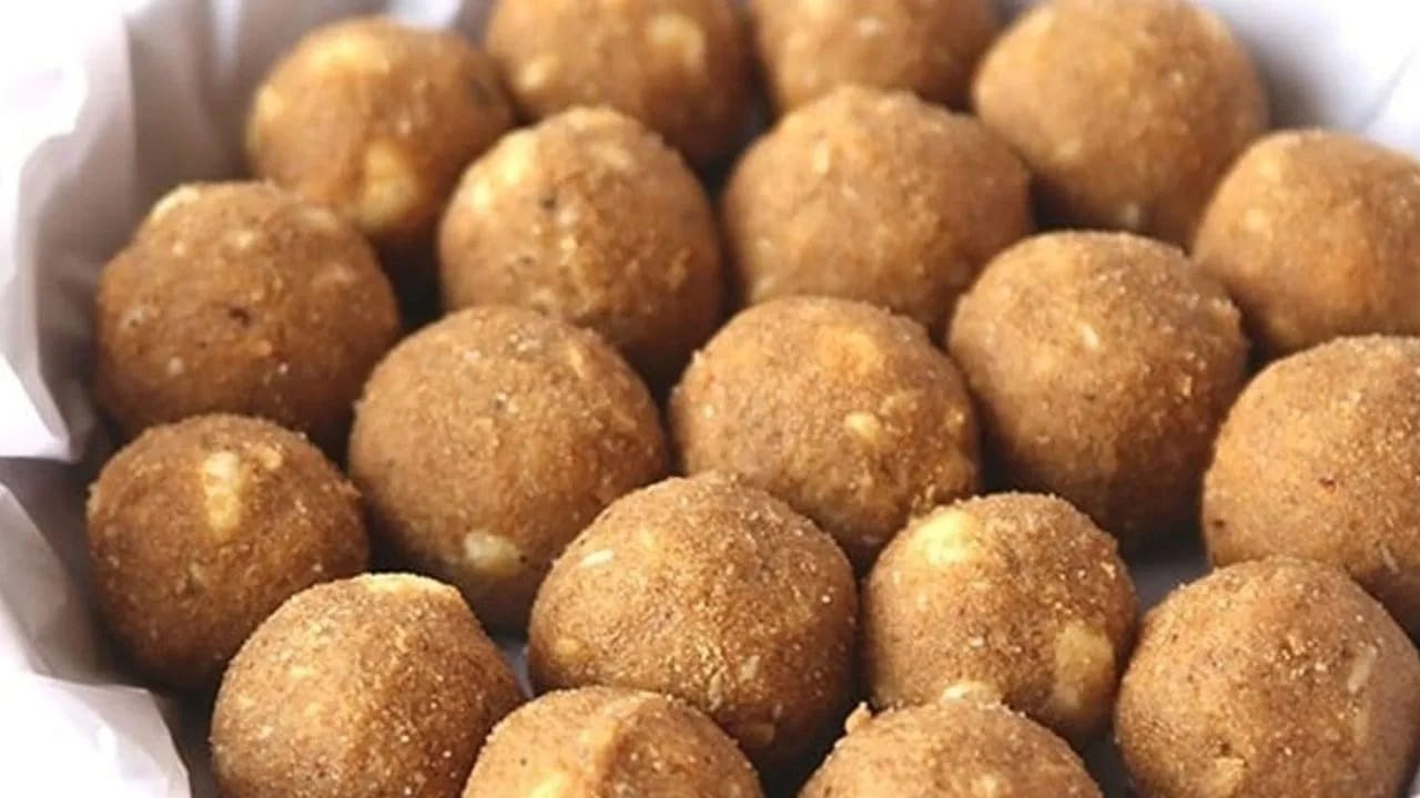 शेंगदाण्याचे लाडू बनवण्यासाठी, प्रथम एक पॅन गरम करा. त्यात शेंगदाणे घाला आणि ते भाजून घ्या.