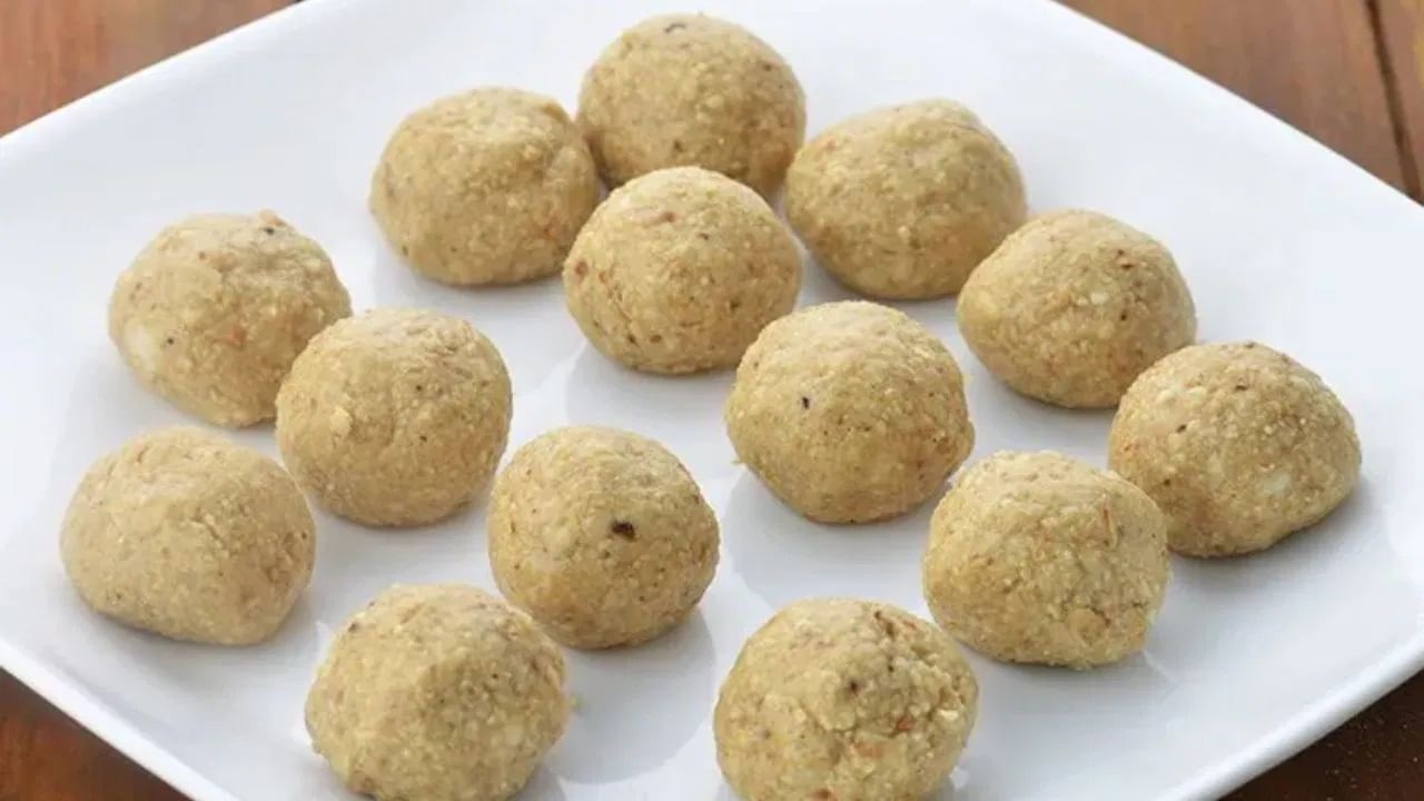 नंतर शेंगदाण्याचे साल काढून टाका. आता हे शेंगदाणे मिक्सर जारमध्ये बारीक करा आणि ते जास्त प्रमाणात बारीक करा.