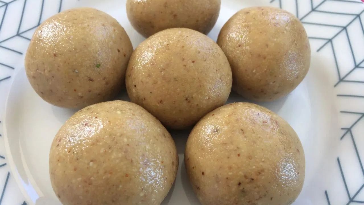 आता एका पॅनमध्ये तूप गरम करा. तूप गरम झाल्यावर त्यात गूळ घाला. गूळ वितळला की त्यात शेंगदाण्याची पूड घाला आणि मिक्स करा.