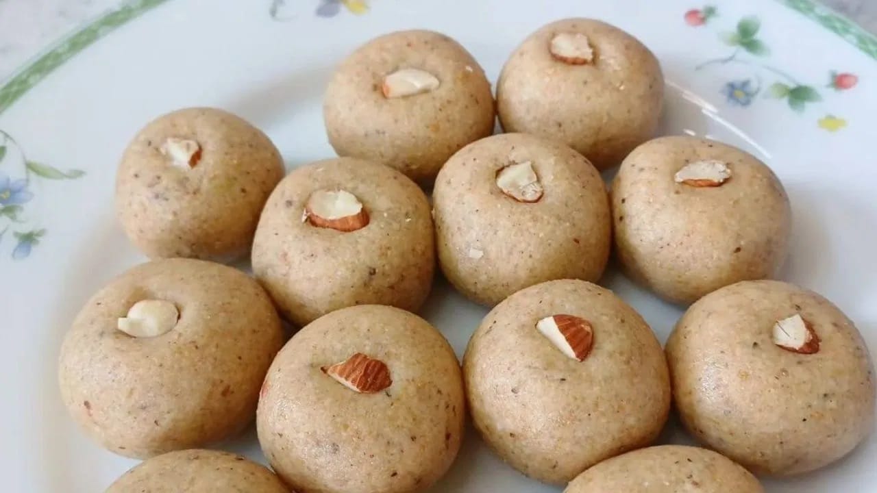 आता हे मिश्रण काढा आणि त्याचे लाडू बनवा. हे लाडू तुम्ही आठवडाभर साठवू शकता.