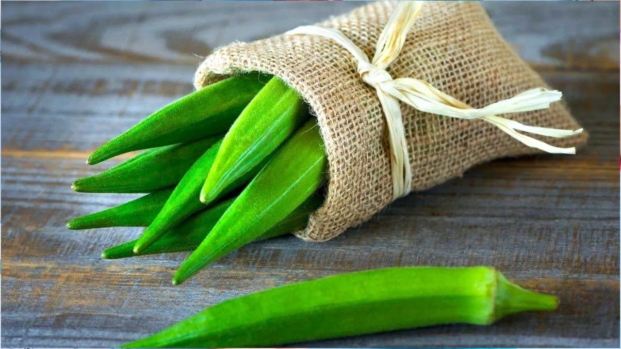 हाडे मजबूत करते: भेंडीमध्ये कॅल्शियम आणि मॅग्नेशियम असते, जे महिलांचे हाडे मजबूत ठेवण्यास मदत करतात.