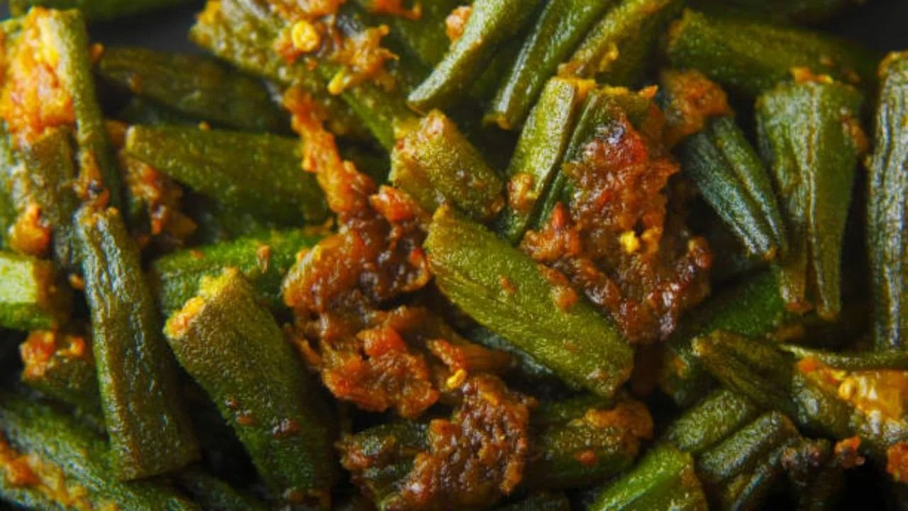 त्वचेच्या आरोग्यासाठी फायदेशीर: यामध्ये अँटीऑक्सिडंट्स असतात जे त्वचेला उजळ व निरोगी ठेवण्यास मदत करतात. भेंडीच्या सेवनामुळे हार्मोनल बॅलन्स सुधारतो आणि मासिक पाळी नियमित होण्यास मदत मिळते.