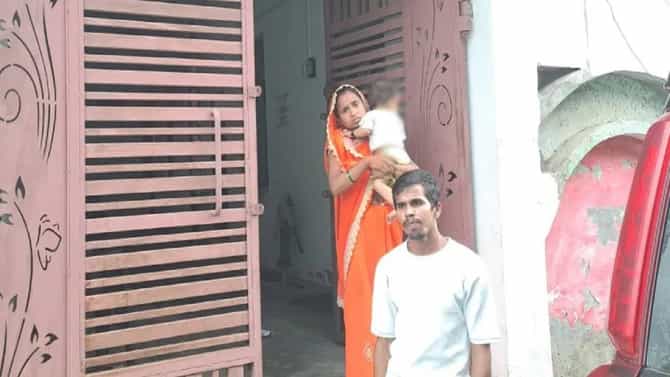 हप्ता दे अन् बायको ने... कर्ज फेडलं नाही म्हणून बँकेवाले बायकोलाच घेऊन गेले... हातपाय जोडून नवऱ्याची गयावया