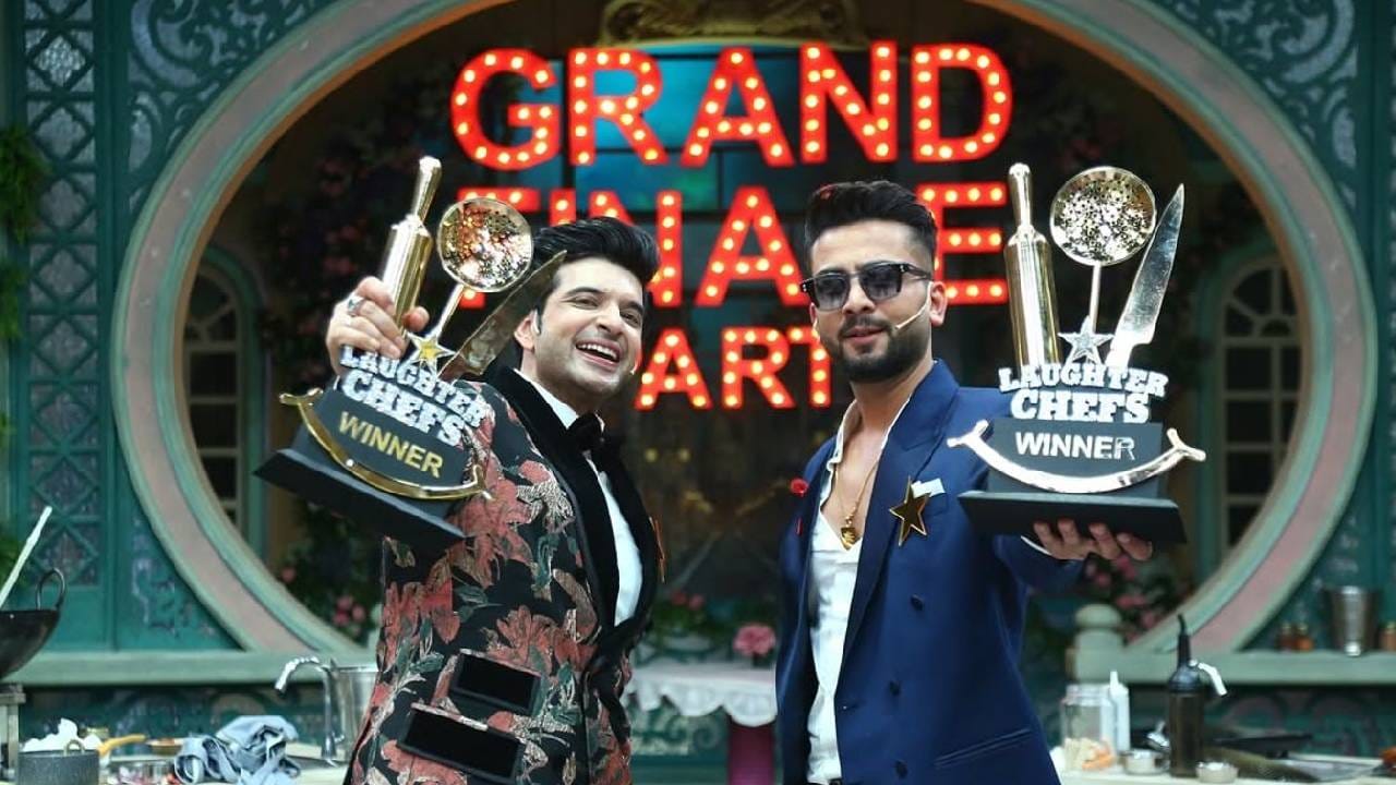 यंदाच्या सिझनचं विजेतेपद अभिनेता करण कुंद्रा आणि इन्फ्लुएन्सर एल्विश यादवने पटकावलं आहे. ट्रॉफी जिंकल्यानंतर या दोघांनी आनंद व्यक्त केला. करण आणि एल्विशचा ट्रॉफीसोबतचा फोटो सोशल मीडियावर व्हायरल होत आहे. 
