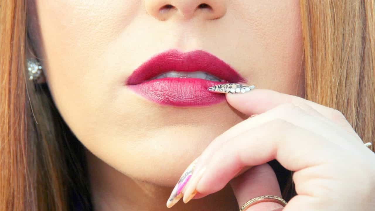 जगातील सर्वात मोठे ओठ असलेली महिला: या महिलेने चेहरा बदलण्यासाठी खर्च केले चक्क 26,000 डॉलर