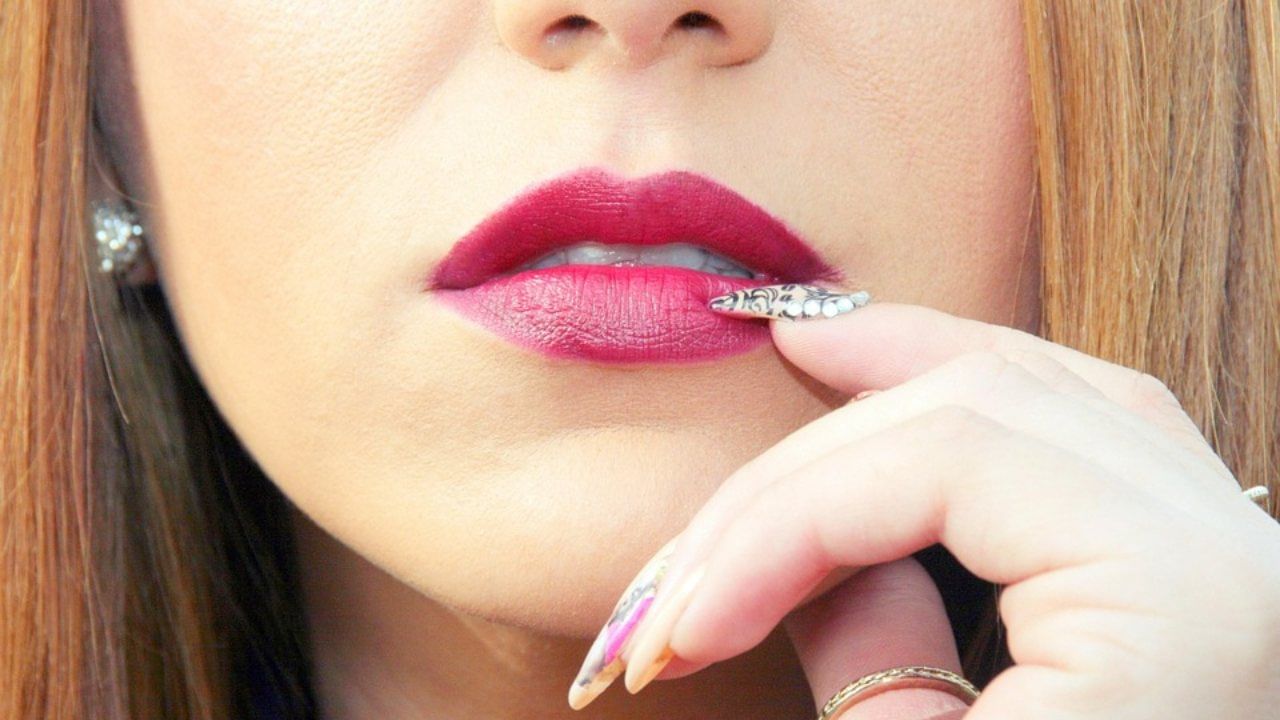 जगातील सर्वात मोठे ओठ असलेली महिला: 'या' महिलेने चेहरा बदलण्यासाठी खर्च केले चक्क 26,000 डॉलर जगातील सर्वात मोठे ओठ असलेली महिला: 'या' महिलेने चेहरा बदलण्यासाठी खर्च केले चक्क 26,000 डॉलर