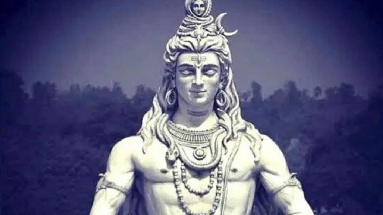 भगवान महादेव यावेळी श्रावणात मकर राशीच्या लोकांवर आपली कृपा दाखवू शकतात.श्रावणात मकर राशीच्या लोकांना मोठा धनलाभ होण्याची शक्यता आहे. या लोकांची आर्थिक स्थितीही मजबूत होण्याची शक्यता आहे. फक्त भगवान महादेवाला प्रसन्न करण्यासाठी अभिषेक करावा लागेल.