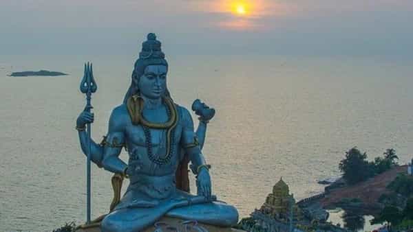 भगवान महादेवाला प्रिय असणारा श्रावण महिना अवघ्या काही दिवसांवर आला आहे. येत्या 11 जुलैपासून श्रावणाला सुरुवात होणार आहे. दरम्यान, या महिन्यात महादेवाची विशेष पूजा केली जाते. यावेळी श्रावण महिन्यात भगवान महादेवाची तीन राशींवर विशेष कृपा असणार आहे.