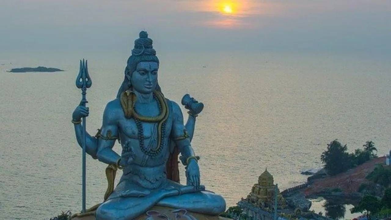 भगवान महादेवाला प्रिय असणारा श्रावण महिना अवघ्या काही दिवसांवर आला आहे. येत्या 11 जुलैपासून श्रावणाला सुरुवात होणार आहे. दरम्यान, या महिन्यात महादेवाची विशेष पूजा केली जाते. यावेळी श्रावण महिन्यात भगवान महादेवाची तीन राशींवर विशेष कृपा असणार आहे.