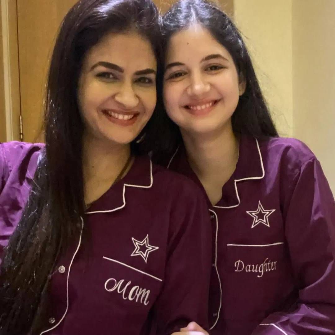 हर्षाली मल्होत्रा सोशल मीडियावरुन तगडी कमाई करते. चित्रपटांपासून सोशल मीडियापर्यंत तिच्या प्रत्येक मोठ्या निर्णयामध्ये आईचा सहभाग असतो. मम्मीसोबत तिचं चांगलं बॉन्डिंग आहे. सलमान खानचा एक चित्रपट धुडकावल्याचा तिचा किस्सा व्हायरल झाला होता. 