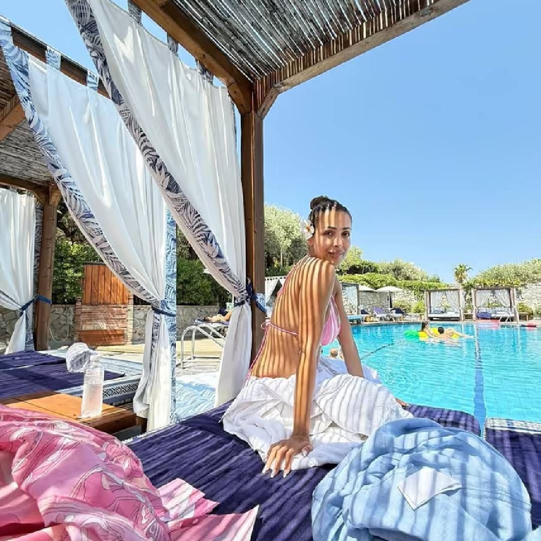 अभिनेत्रीच्या पोस्टनंतर कमेंट बॉक्स कौतुकाने भरलेला आहे. मलायकाच्या पोस्टवर माजी जाऊ सीमा सजदेहने फायरचा इमोजी टाकला आहे. 