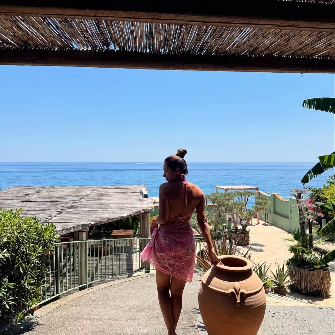 मलायका अरोरा बा टाऊनमधील सर्वात गॉर्जियस आणि फिट अभिनेत्री आहे. वयाच्या 51 व्या वर्षी तिचा किलर अंदाज फॅन्सना घायाळ करतोय. फिटनेस क्वीन मलायका अरोरा सध्या वेकेशनवर आहे. अभिनेत्रीने वेकेशनवरुन तिचे सुपर सिजलिंग फोटो शेअर करुन फॅन्सना ट्रीट दिली आहे. 